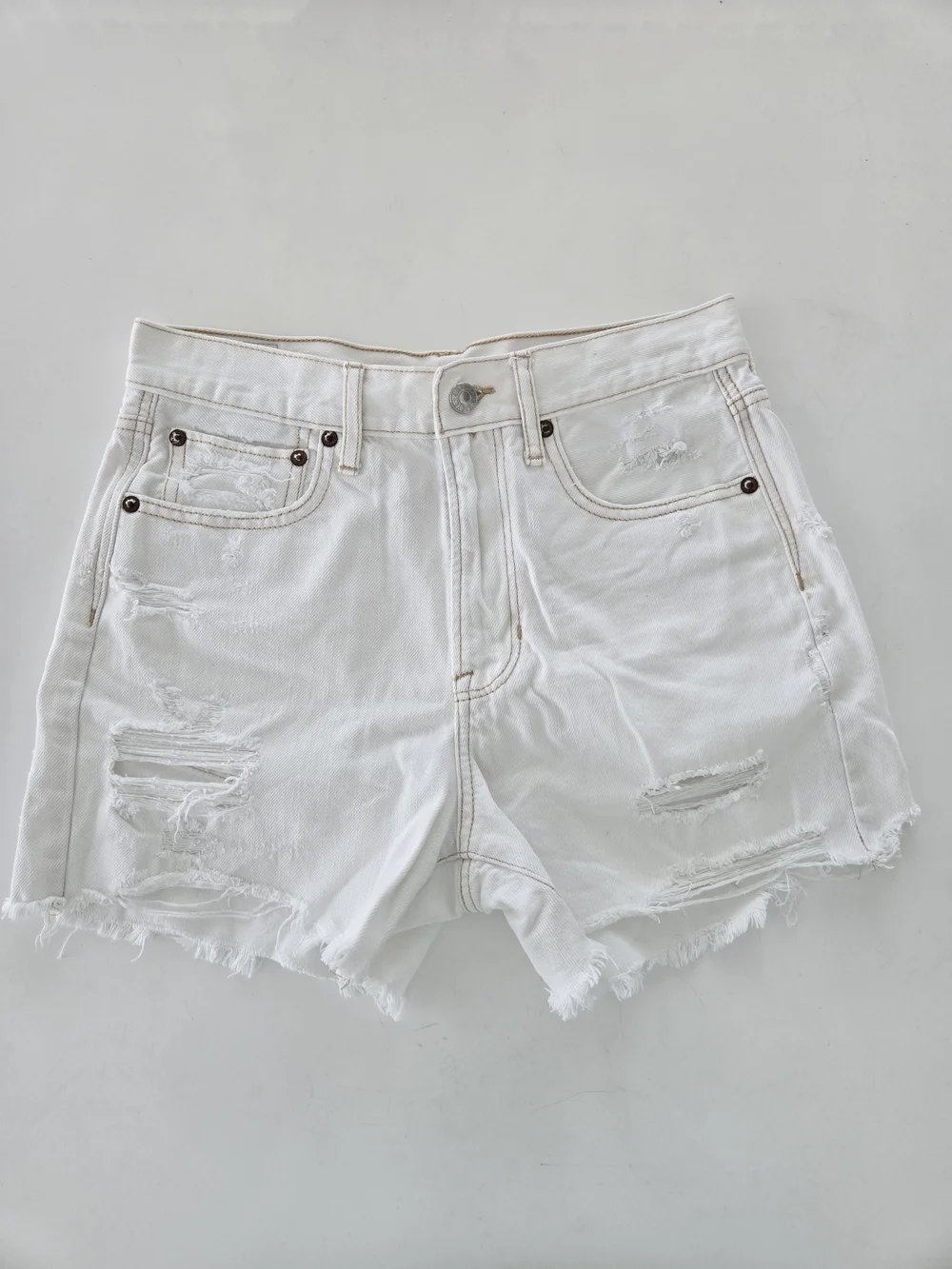 American Eagle 90s Boyfriend Shorts Raw Hem White Denim Distressed Size 2